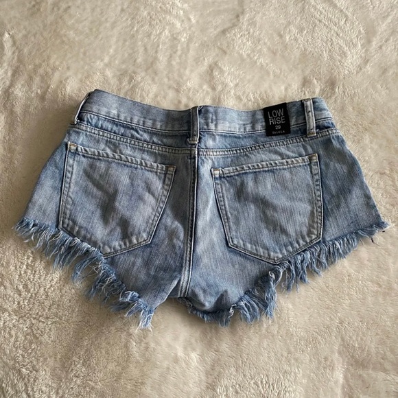 Low-rise Shorts from Aritzia - Picture 2 of 5